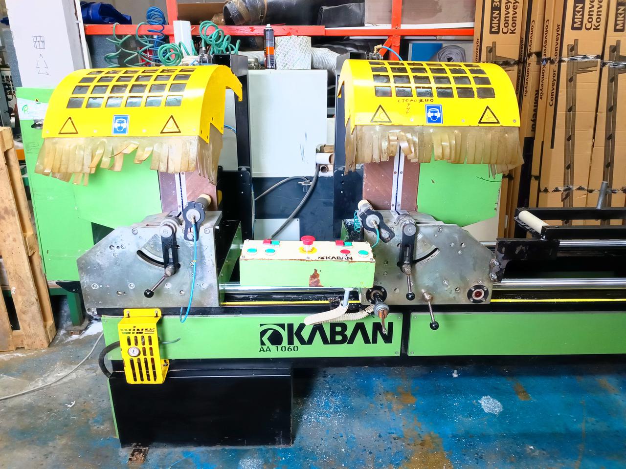 KABAN AA 1060 Двухголовочная пила с фронтальной подачей пильных дисков для резки профиля из ПВХ и алюминия (Б/У оборудование)
