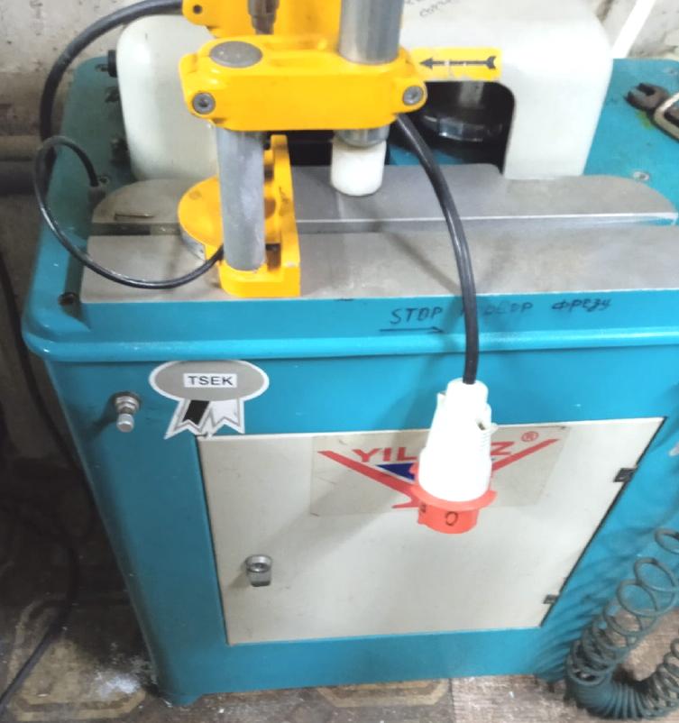 YILMAZ KM 213 Автоматический фрезерный станок для обработки торца импоста ПВХ и алюминиевых профилей (Б/У оборудование)
