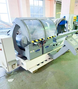 MASTER DRV 500 Автоматическая двухголовочная пила с фронтальной подачей пильных дисков с развалом голов в обе стороны для ПВХ и алюминиевого профиля