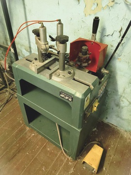 WEGOMA AKF 125 Автоматический станок для фрезерования торца импоста